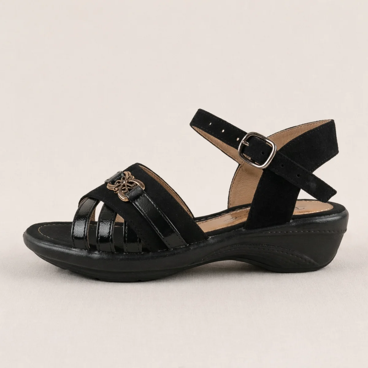 sandalia para dama nubia huerta con tiras cruzadas, herrajes y tacón bajo sandalia para dama nubia huerta con tiras cruzadas, herrajes y tacón bajo