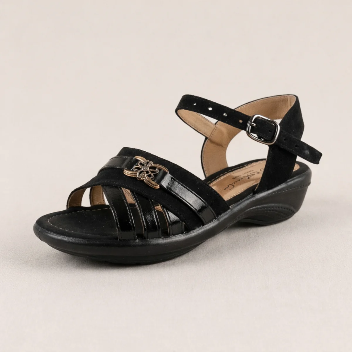 sandalia para dama nubia huerta con tiras cruzadas, herrajes y tacón bajo sandalia para dama nubia huerta con tiras cruzadas, herrajes y tacón bajo