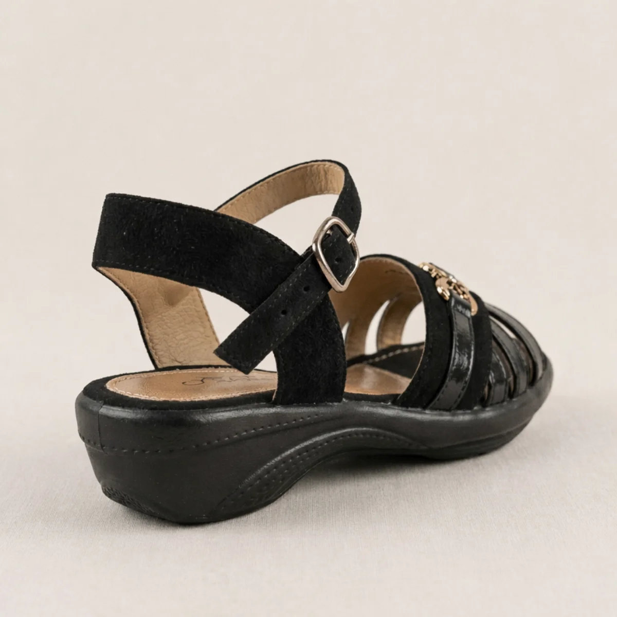 sandalia para dama nubia huerta con tiras cruzadas, herrajes y tacón bajo sandalia para dama nubia huerta con tiras cruzadas, herrajes y tacón bajo