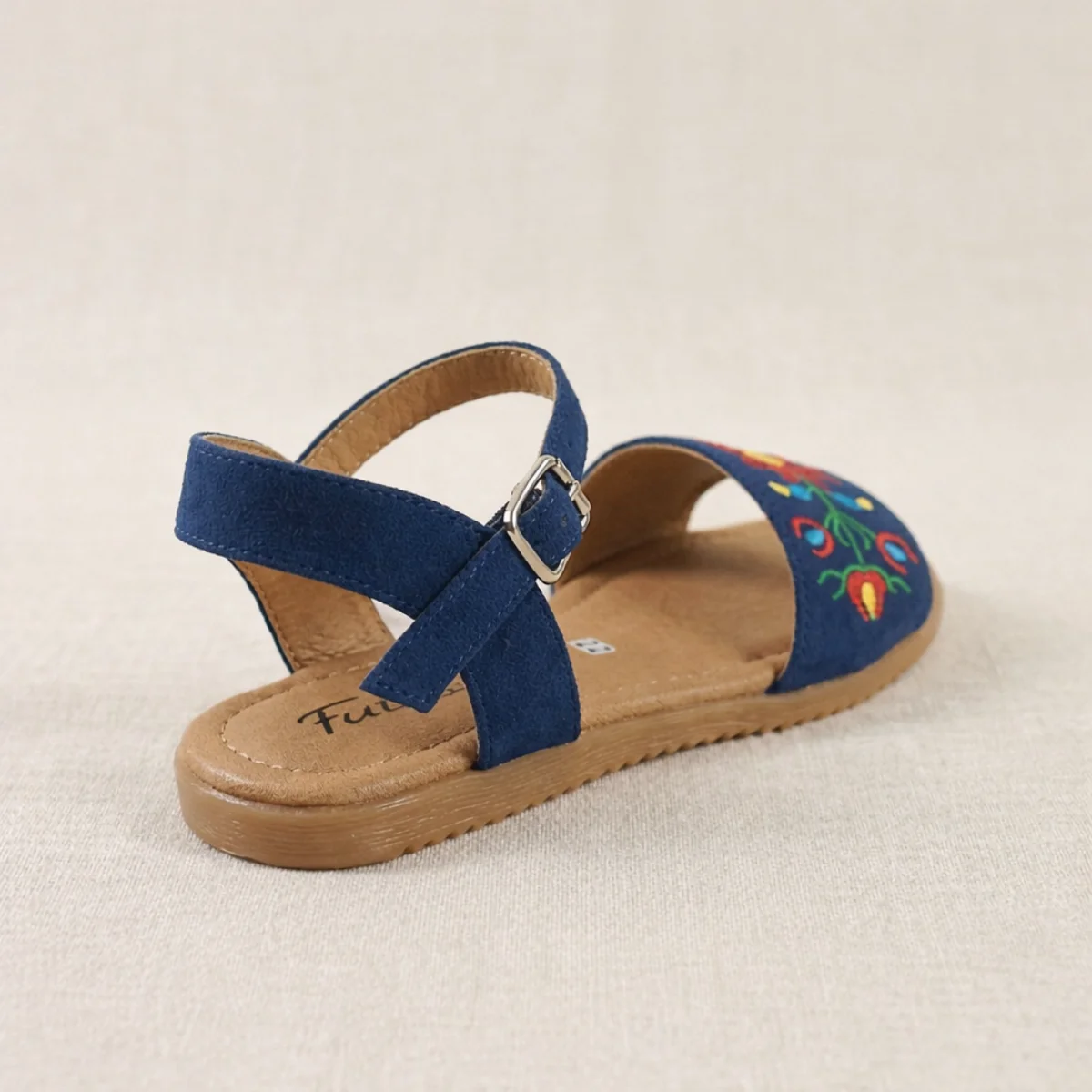 sandalia para dama nubia huerta con tiras cruzadas, herrajes y tacón bajo sandalia para dama nubia huerta con tiras cruzadas, herrajes y tacón bajo