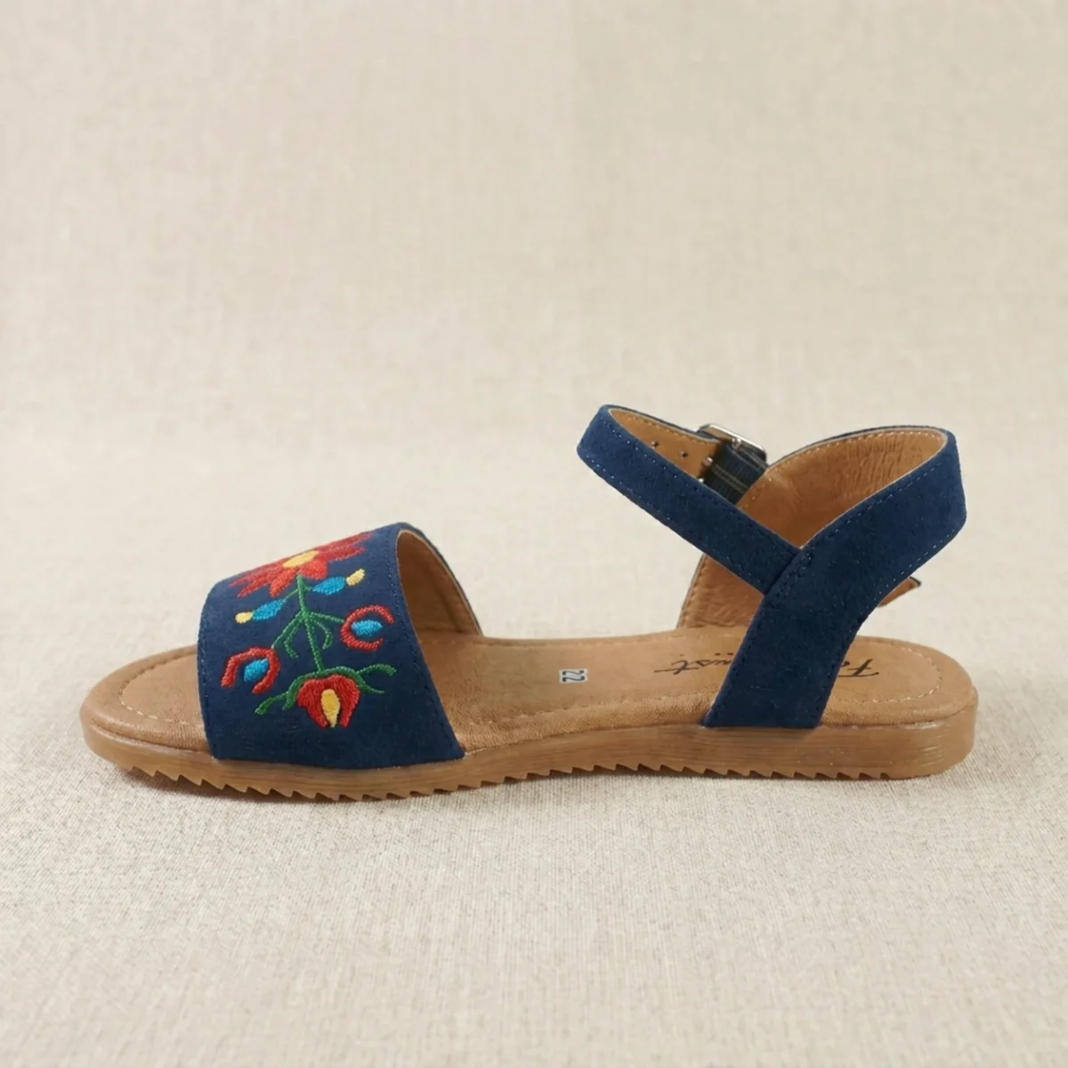 sandalia para dama nubia huerta con tiras cruzadas, herrajes y tacón bajo sandalia para dama nubia huerta con tiras cruzadas, herrajes y tacón bajo