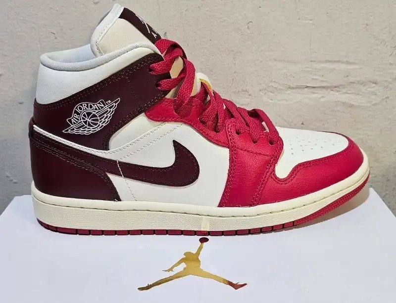 2026/06/1000176667.jpg copia de jordan rojo negro blanco